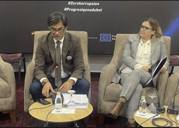 Bie besueshmëria, 55% e qytetarëve nuk u besojnë partive politike në Kosovë