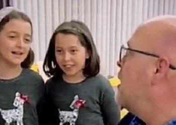 Ambasadori amerikan bashkë me vajzat e presidentes këndojn këngën “Jingle Bells”