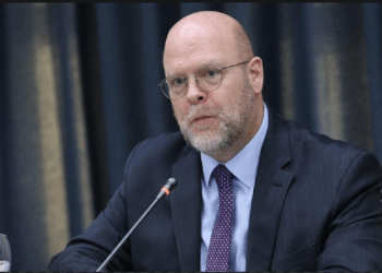 Hovenier: Asociacioni duhet të jetë në përputhje me Kushtetutën aktuale të Kosovës