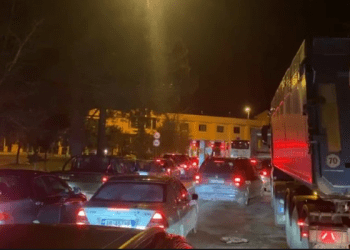 Kolona deri në 2 orë në doganën e Qafë Thanës