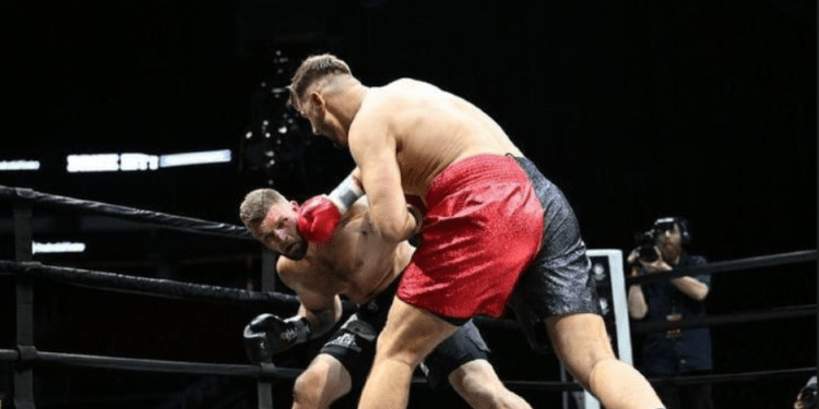 Kristian Prenga triumfon për 2 minuta ndaj kundërshtarit duke e goditur me një grusht