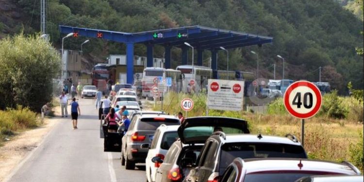 Vazhdojnë pritjet e bashkëatdhetarëve në pikat kufitare për të hyrë në Kosovë