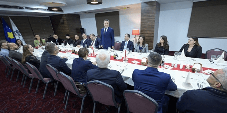 Kurti merr pjesë në Darkën Tradicionale të Krishtlindjes: Jam i gëzuar që ndodhem sonte këtu