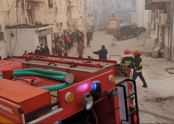 40 persona marrin ndihmë mjekësore pasi u përfshi nga flakët një qendër tregtare në Lushnje