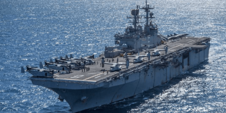 Marina amerikane shkatërron disa anije rebele Huthi në Detin e Kuq