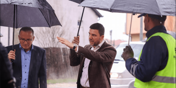 Krasniqi viziton Mitrovicën: Qeveria po e diskriminon këtë komunë