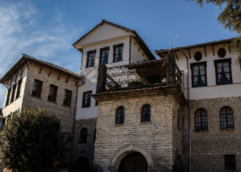 Muzeu etnografik atraksion me identitet të dyfishtë, ndër më të vizituarit në Gjirokastër
