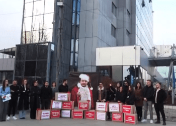 Aktivistët e Rinisë së PDK-së shpalosin “dhuratat” e Kurtit si babadimër para qeverisë