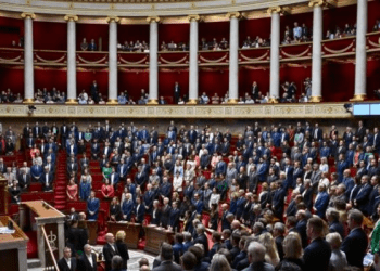 Parlamenti francez miratoi ligjin që ashpërson politikën e emigrimit