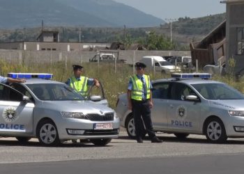 Sulmoi 2 zyrtar policorë, arrestohet një person