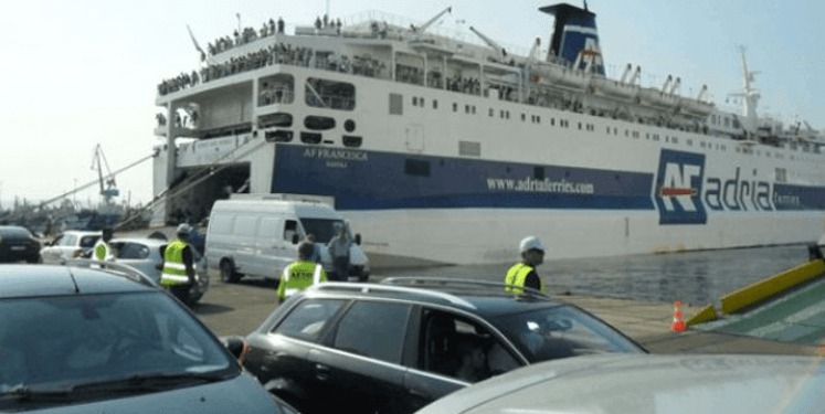 Fluks emigrantësh për festat e fundvitit, porti i Durrësit nis lundrimet e dyfishta