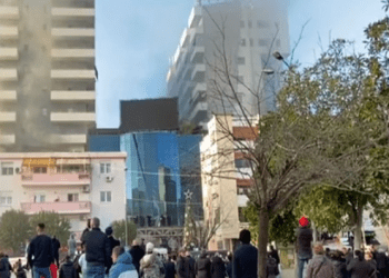 Përfshihet nga flakët një qendër tregtare në Lushnje