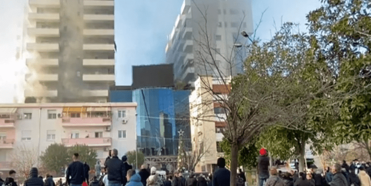 Përfshihet nga flakët një qendër tregtare në Lushnje