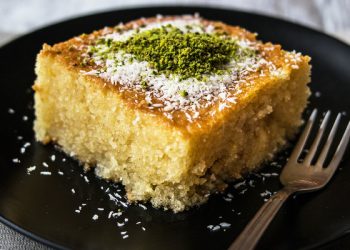 Revani me miell misri dhe kos,receta e ëmbël e traditës