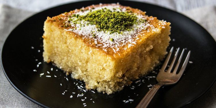 Revani me miell misri dhe kos,receta e ëmbël e traditës