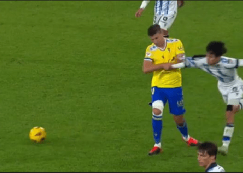 Lojtari i Cadizit nervozohet fort me kundërshtarin, çfarë i bëri atij