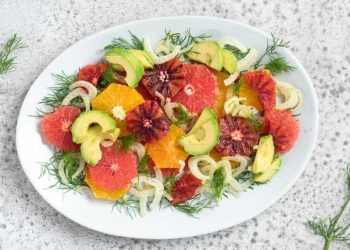 Sallatë me portokall, kopër dhe avokado, e lehtë dhe e shpejtë