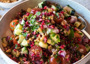 Sallatë me ullinj, arra dhe shegë, një shije e munguar nga tryeza juaj