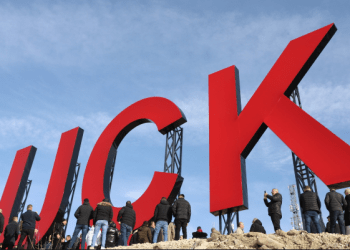 Mitrovicë, përurohet obelisku me shkronjat “UÇK”