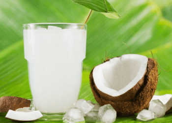 10 përfitimet nga uji i kokosit