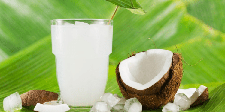 10 përfitimet nga uji i kokosit