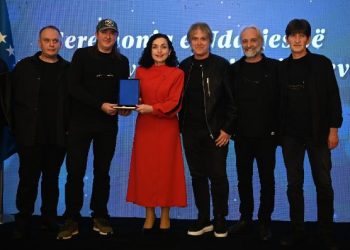 Osmani dekoron 12 grupet rock me Medalje Presidenciale