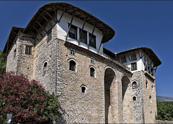 Riparohet çatia e banesës “Zekate” në Gjirokastër