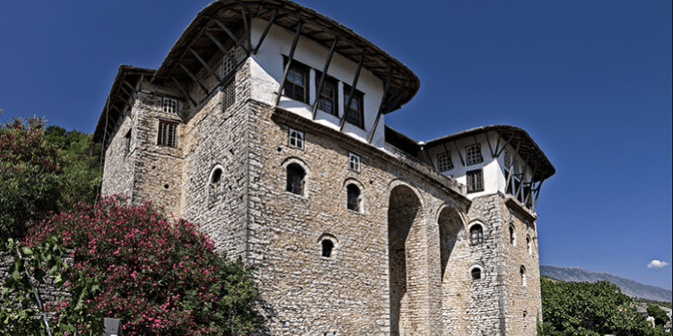 Riparohet çatia e banesës “Zekate” në Gjirokastër