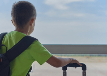 Si nëpër filma, 6 vjeçari merr aeroplanin e gabuar, përfundon vetëm në destinacion tjetër