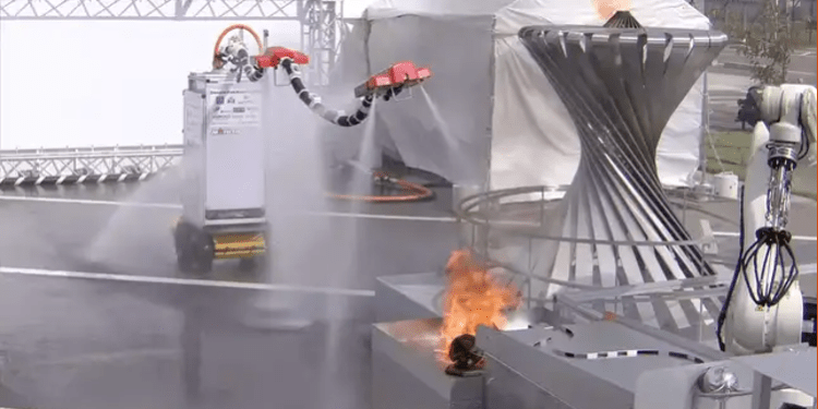 Shkencëtarët japonezë prezantojnë robotin që fik zjarrin