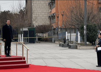 Kryeministri Kurti me ceremoni shtetërore pret homologun irlandez