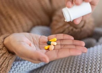 Edhe pse kundër ligjit antibiotikët i japin edhe pa recetë