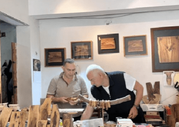 Artizani shkodran që përpunon artistikisht drurin e ullirit