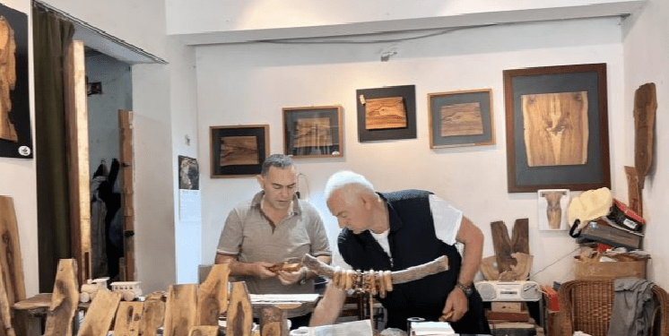 Artizani shkodran që përpunon artistikisht drurin e ullirit