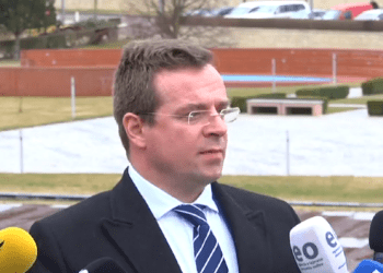 Avokat i Sanduloviq vendos lule te varri i Blerina Jasharit në Prekaz