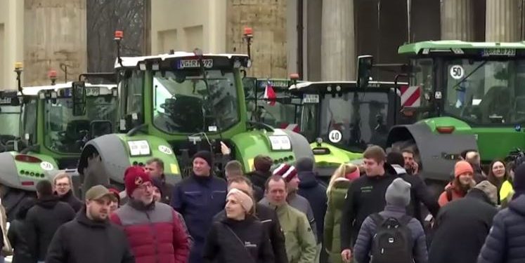 Fermerët gjerman ‘’pushtojnë’’ Berlinin me mbi 6.000 traktorë