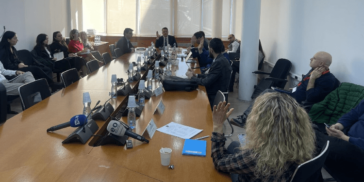 Miratohen marrëveshjet ndërkombëtare për ujërat dhe për energji solare