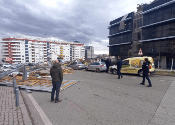 Një e lënduar, bie kulmi i ndërtesës së Komunës së re të Prishtinës