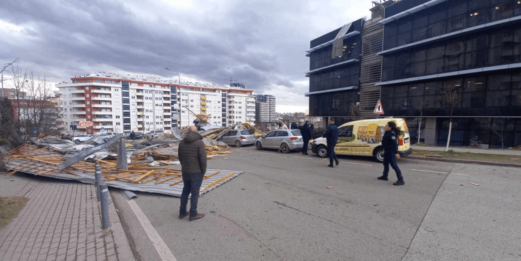 Një e lënduar, bie kulmi i ndërtesës së Komunës së re të Prishtinës