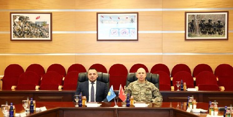 Maqedonci në takim me Komandantin e Forcave Turke, diskutojnë për programe trajnuse