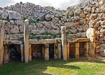 Në epokën e gurit, adoleshentët mbetjet e mishit të drerit i përtypnin si çamçakëz