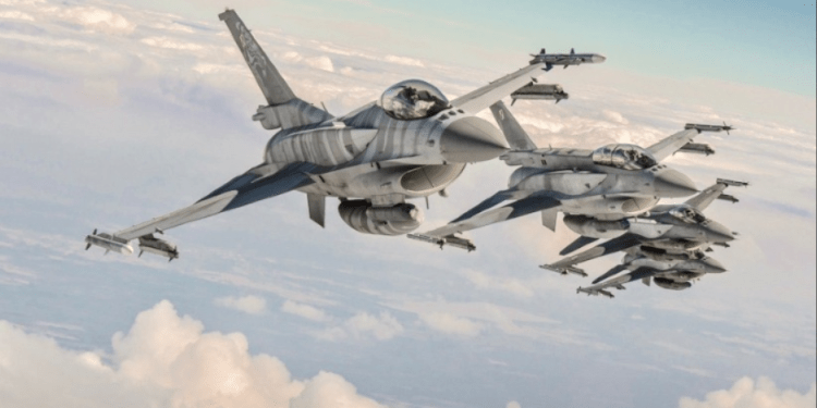 Polonia ka ngritur në ajër aeroplanët luftarakë F-16, pas sulmeve ruse mbi Ukrainë