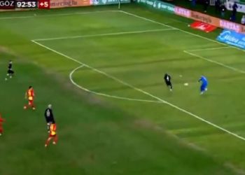Me qëllim apo jo, portieri i skuadrës turke i ‘’fal’’ topin kundërshtarit për të shënuar gol