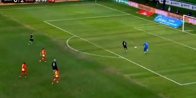 Me qëllim apo jo, portieri i skuadrës turke i ‘’fal’’ topin kundërshtarit për të shënuar gol