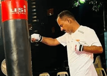 42-vjeçari në Indi theu rekordin Guinness pasi grushtoi një thes për 55 orë e 15 minuta