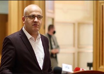 Avdyli: Ekstremistët serb po u kërkojnë shoferëve serb të vendosin shenja dalluese në targat RKS