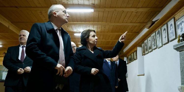 Hasani: I nderuar që vizitën në Kosovë ta nis nga Duboviku i Deçanit në kullën “Gërvalla”