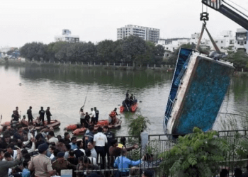 Indi, të paktën 12 nxënës e 2 mësues kanë vdekur pasi varka u përmbys në një liqen