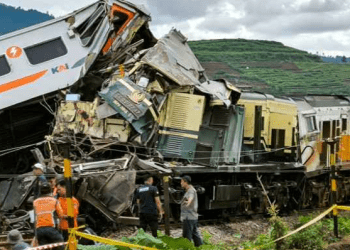 3 persona humbin jetën dhe 28 tjerë plagosen pasi u përplasën 2 trena në Indonezi