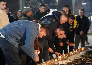 Forumi i Rinisë së LDK-së ndezin qirinjë për Lulzim Fejzullahu: Sot të gjithë jemi Lulzimi